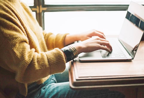 Een vrouw die haar laptop gebruikt