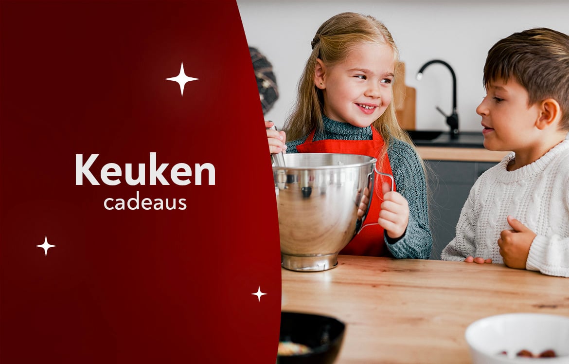 Een klein meisje et een kleine jongen zijn aan het bakken in de keuken 