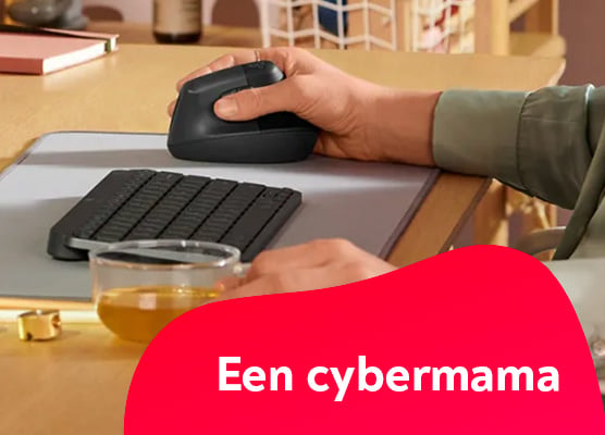 Een persoon achter een computer