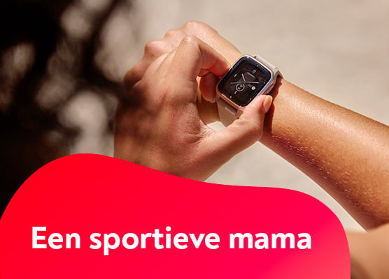 Een vrouw die een smartwatch draagt