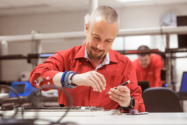 Een technicus van Vanden Borre die een toestel aan het herstellen is