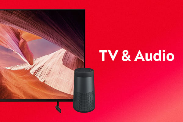 Une TV et une enceinte Bluetooth sur fond rouge