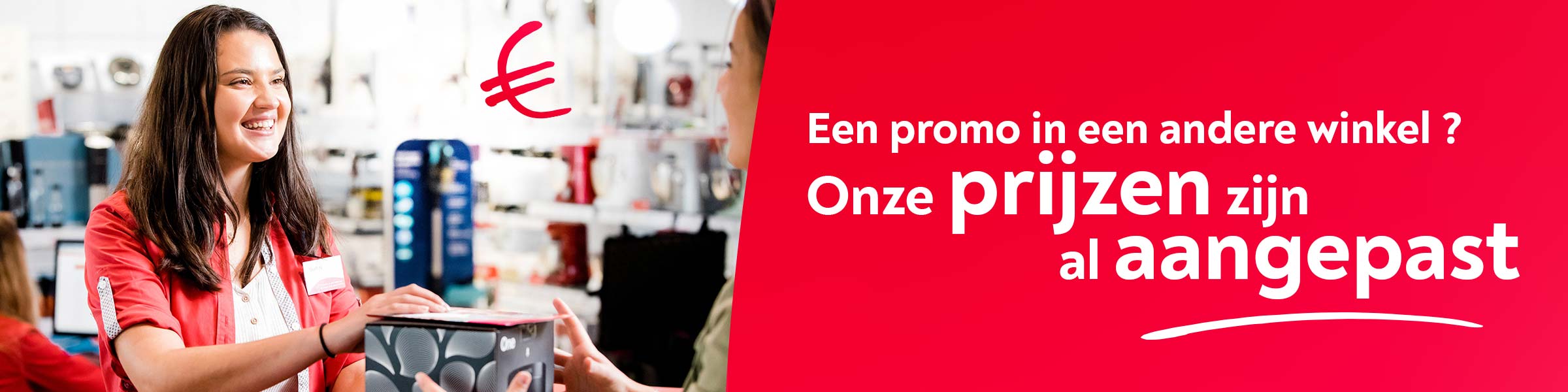 Een verkoopster die een pakje overhandigt aan een klant in een Vanden Borre-winkel