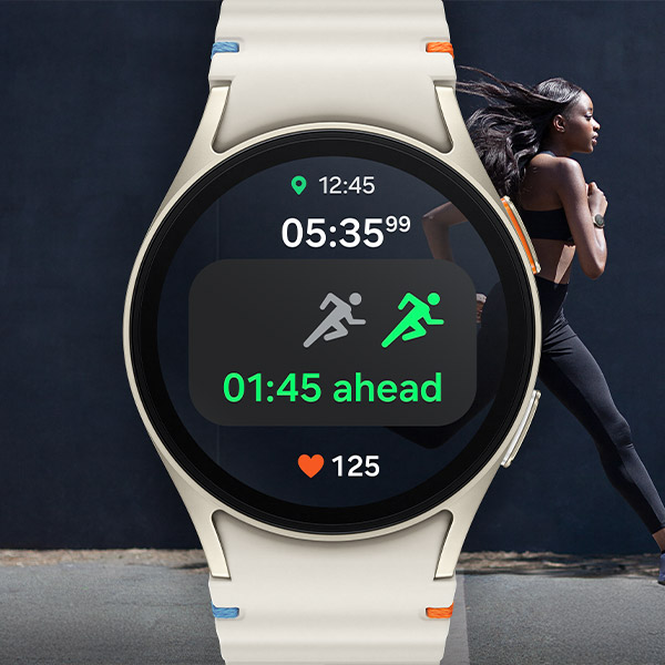 Visuel montrant une Samsung Galaxy Watch7 beige. Sur l'cran, on voit l'heure, un chronomtre indiquant le temps coul et restant, une icne grise et une icne verte d'une personne qui court, un cur rouge indiquant la frquence cardiaque.