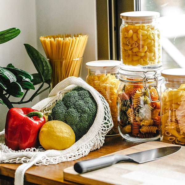  Pasta in potjes met groenten op de vensterbank