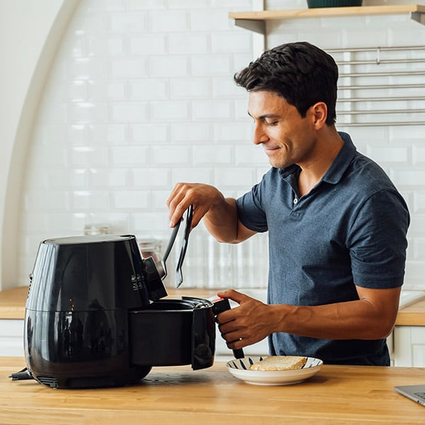 Een man gebruikt zijn Airfryer