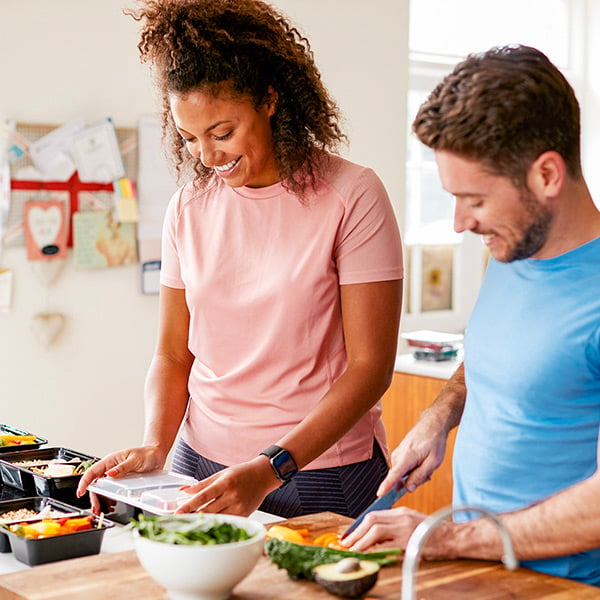 Een koppel dat samen aan batch cooking doet