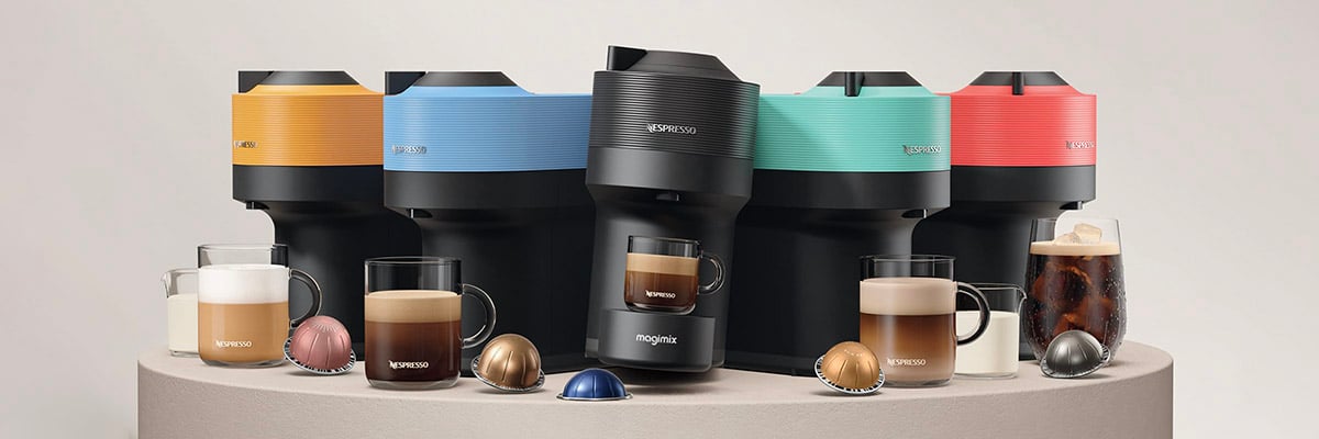 Vijf Nespresso Vertuo Pop koffiemachines  met bijbehorende koffiekop, in 5 kleuren