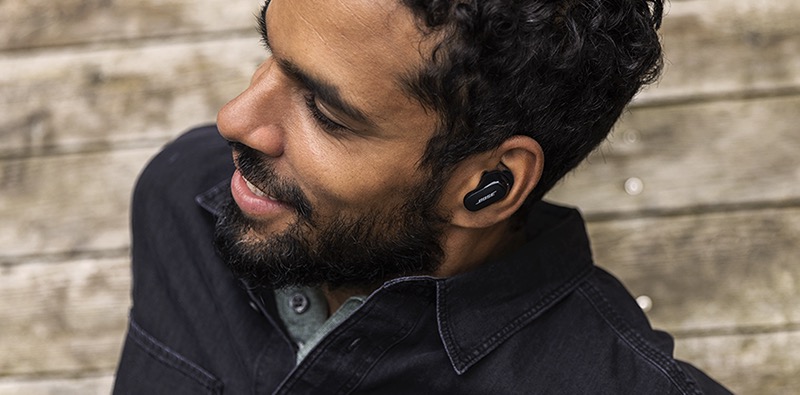 Un homme avec des couteurs Bose QuietComfort Earbuds II 