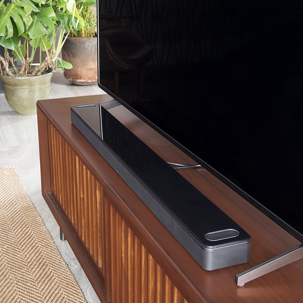 Une barre de son Bose Smart Soundbar 900 sur un meuble tv  