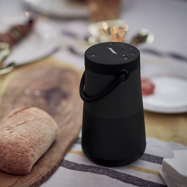 Une enceinte Bluetooth Bose SoundLink Revolve II sur une table  lextrieur