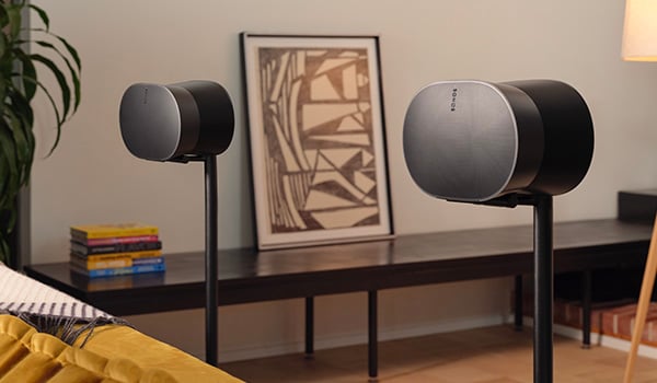 Twee Sonos Era 300 luidsprekers in een woonkamer