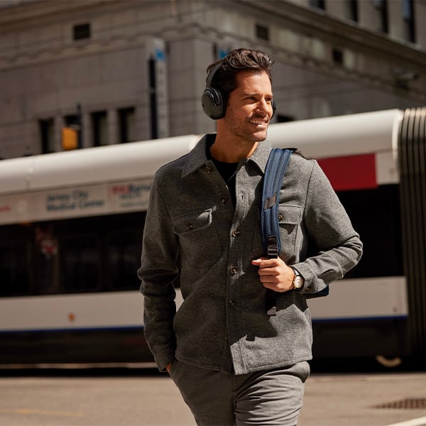 Un homme qui marche dans la rue en portant son casque 