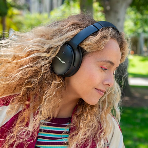 Une femme qui porte son casque  l'extrieur 