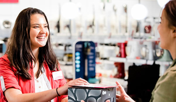 Une vendeuse et une cliente dans un magasin Vanden Borre  