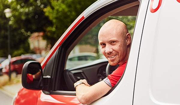 Un livreur dans une camionnette Vanden borre  