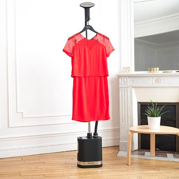 Une robe rouge pendue sur un dfroisseur vertical  