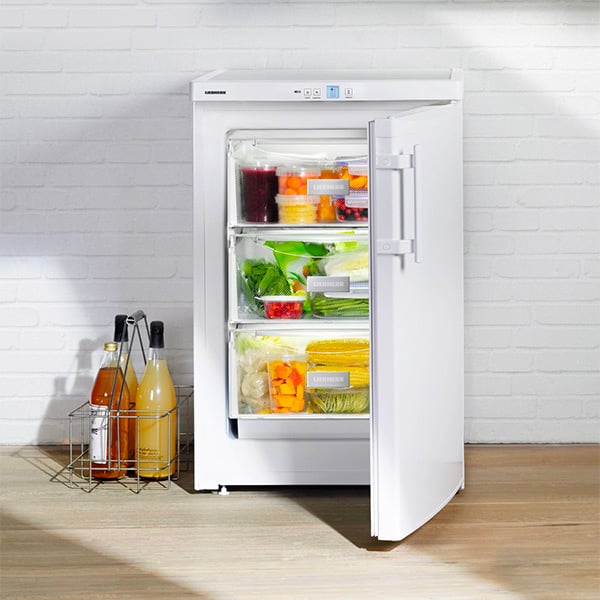 Un mini frigo blanc ouvert  