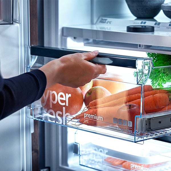 Une personne en train douvrir un tiroir Hyper Fresh de son frigo 