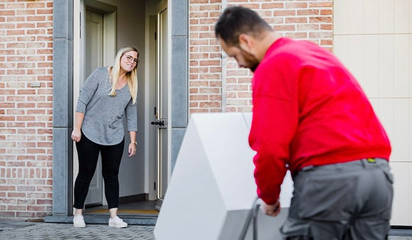 Een moeder en haar zoon die in de keuken spelen 