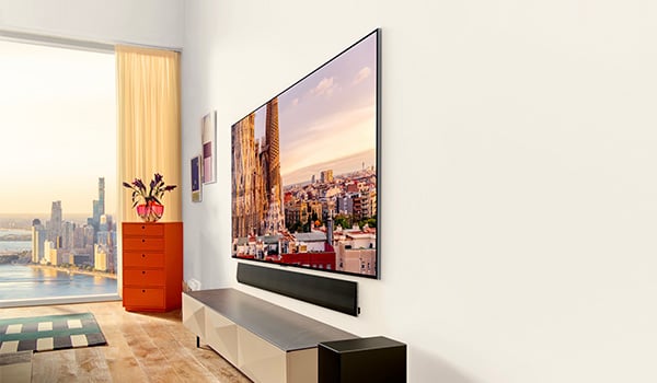 Une TV LG OLED accroche au mur dans un salon lumineux 