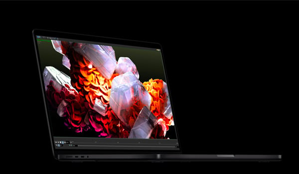 Le MacBook Pro avec l'cran mis en avant sur un fond trs noir