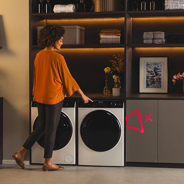 Une femme avec une blouse brune qui touche l'cran de son sche-linge