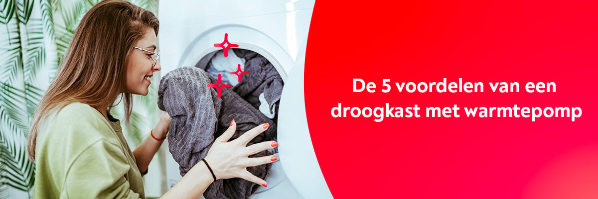 Een vrouw die wasgoed in de droogkast stopt