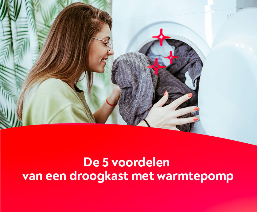 Een vrouw die wasgoed in de droogkast stopt