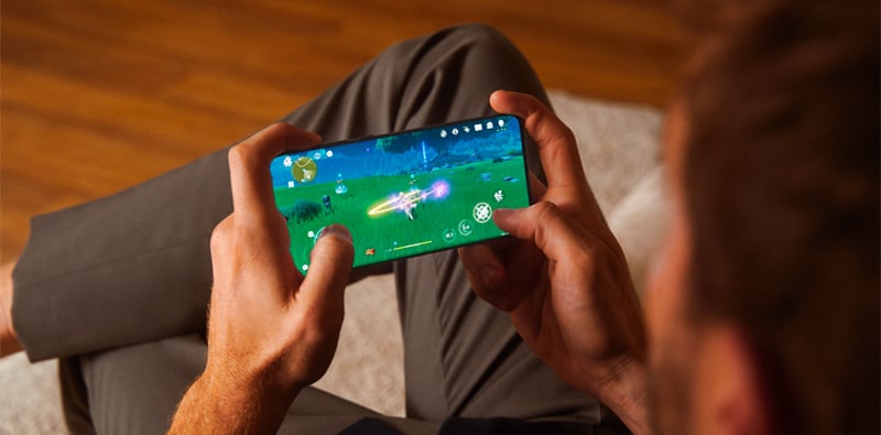 Un homme qui joue  un jeu sur son OnePlus