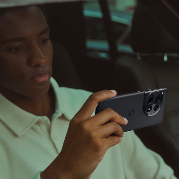 Un homme qui utilise son OnePlus dans sa voiture