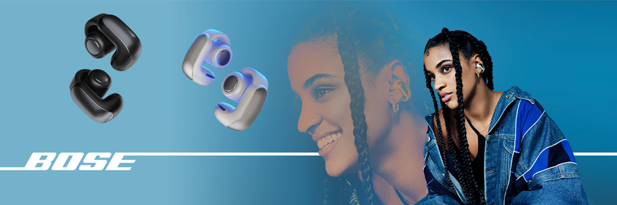 Een vrouw in het blauw die zwarte draadloze Open Earbuds draagt.