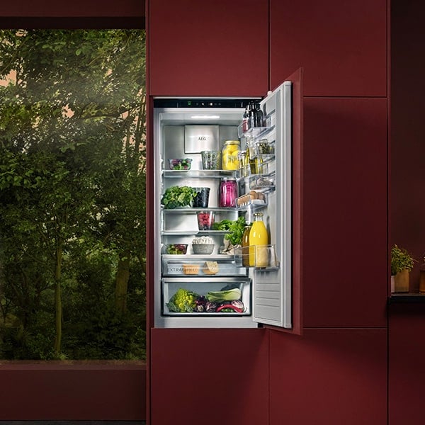 Un frigo EcoLine dans une cuisine rouge