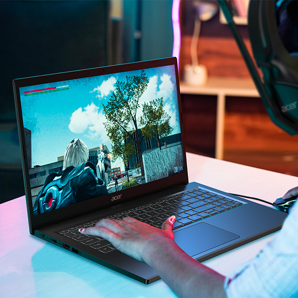 Une personne qui joue  un jeu vido sur un PC Acer Aspire