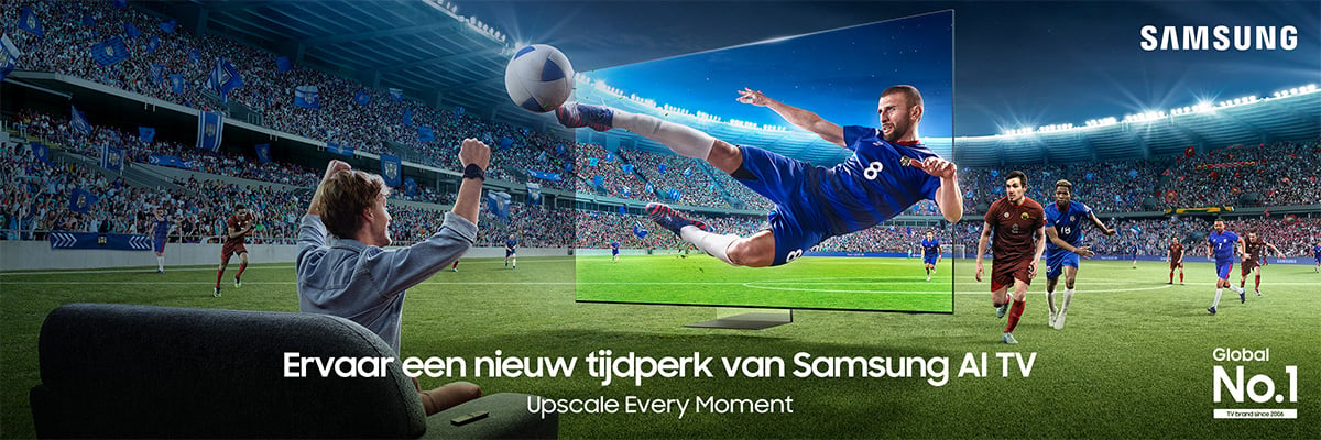 Een man kijkt naar een voetbalwedstrijd op een Samsung-tv waarvan het scherm perfect opgaat in het stadion erachter. 