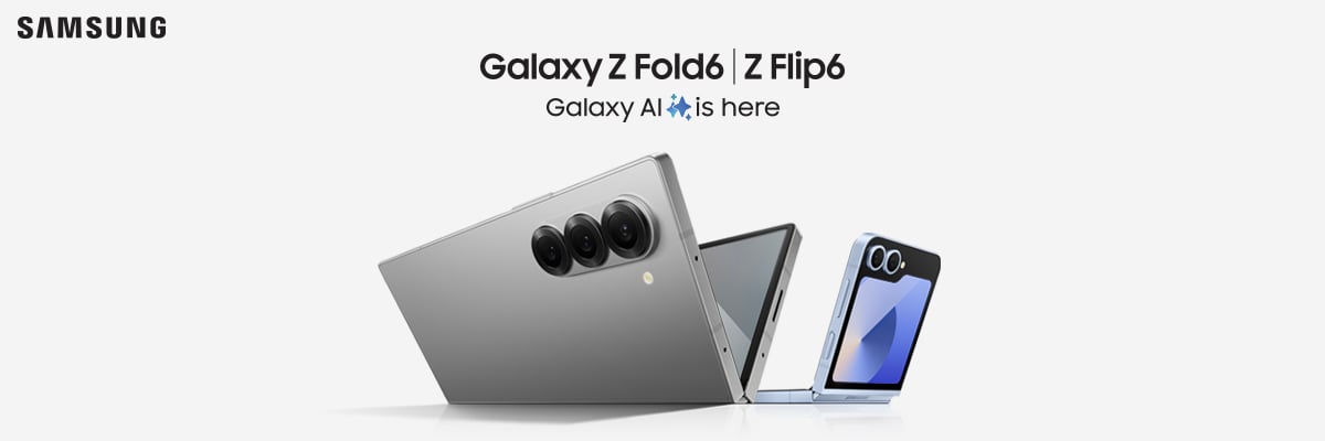 De grijze Galaxy Z Fold6 en lichtblauwe Galaxy Z Flip6 op een lichtgrijze achtergrond