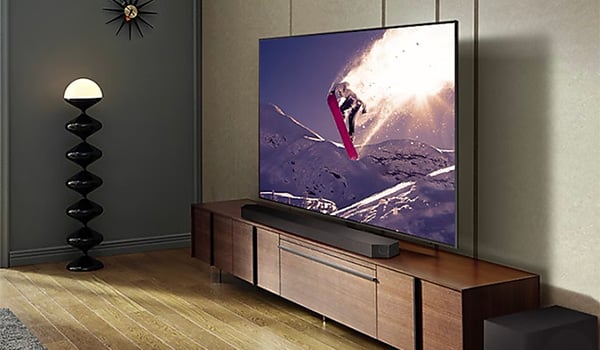 Een soundbar onder een televisie op een tv-meubel