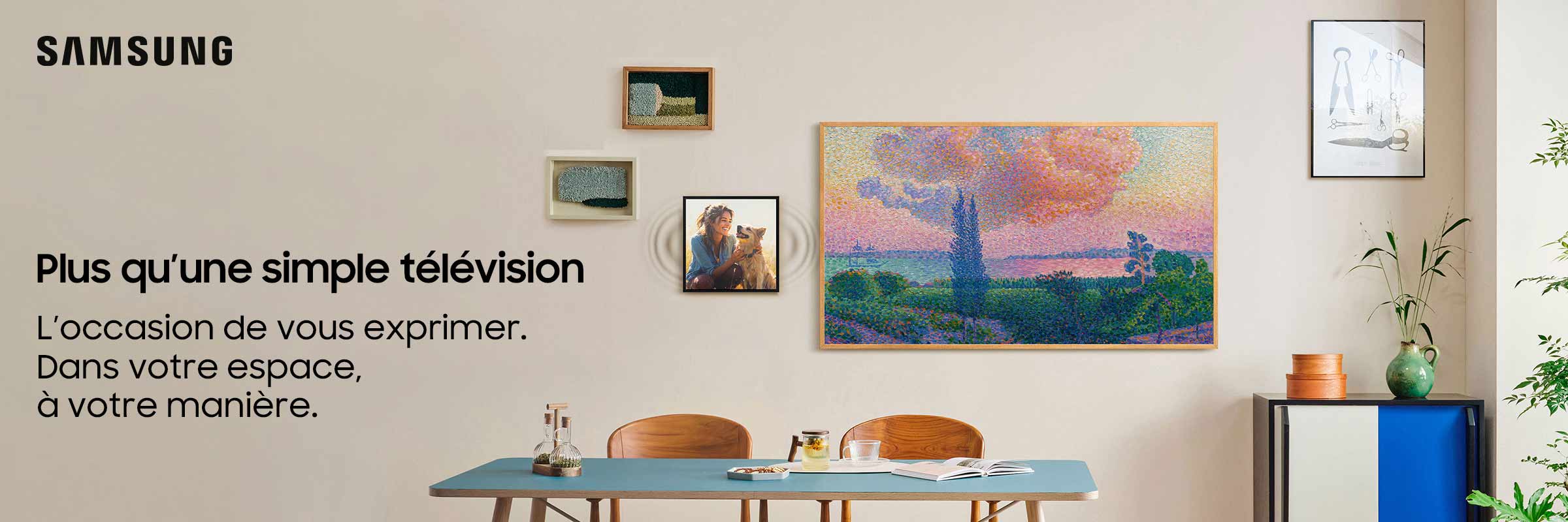 Un salon avec une peinture qui est aussi une tlvision