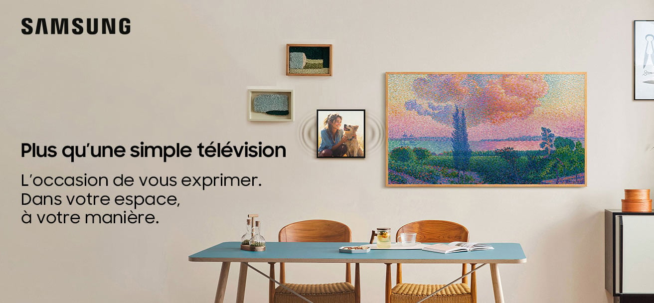 Un salon avec une peinture qui est aussi une tlvision