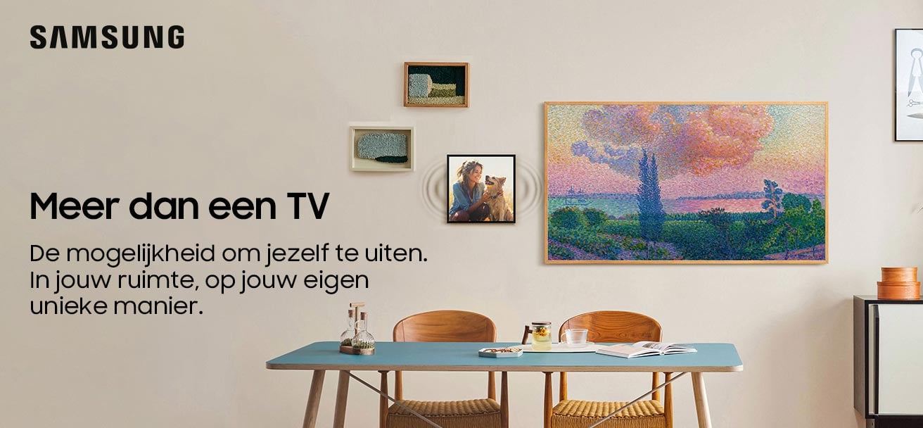 Een woonkamer met een schilderij dat ook een tv is