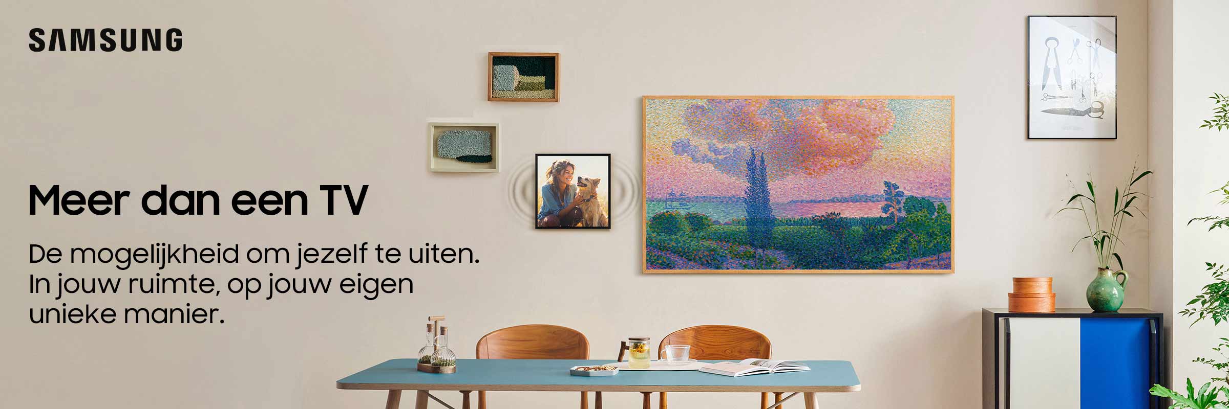 Een woonkamer met een schilderij dat ook een tv is