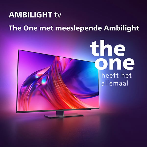 Een persoon die videogames speelt op een Philips 4K ambilight-tv 