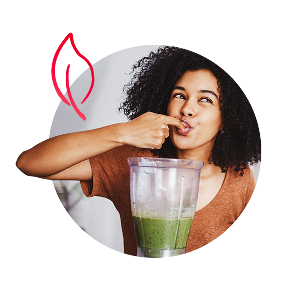 Une femme qui gote un smoothie